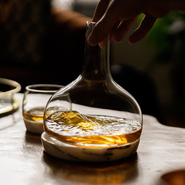 Nude Glass Karaffe Chill mit Marmorsockel