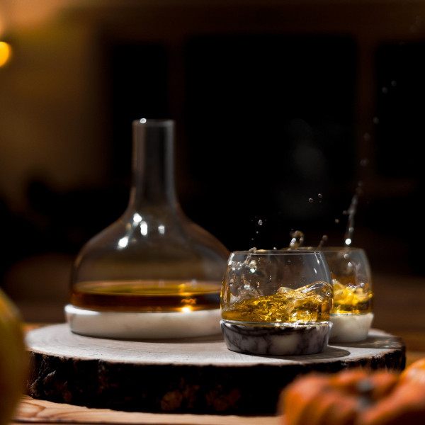 Nude Glass Karaffe Chill mit Marmorsockel