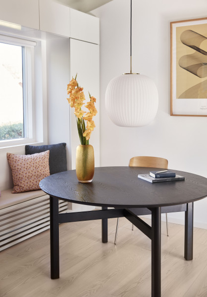 Hübsch Interior Esstisch, rund, Esche, schwarz impress