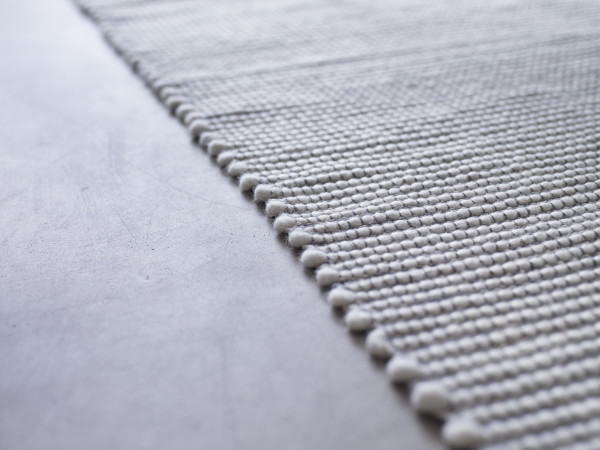 Hübsch Interior Gewebter Teppich aus Baumwolle grau/weiß