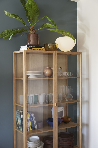 Hübsch Interior Vitrinenschrank Panorama Natur Detail